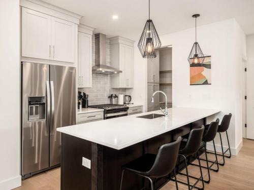 Modern Luxury 4BR 3 5BA Oasis in Historic Old Town East PD