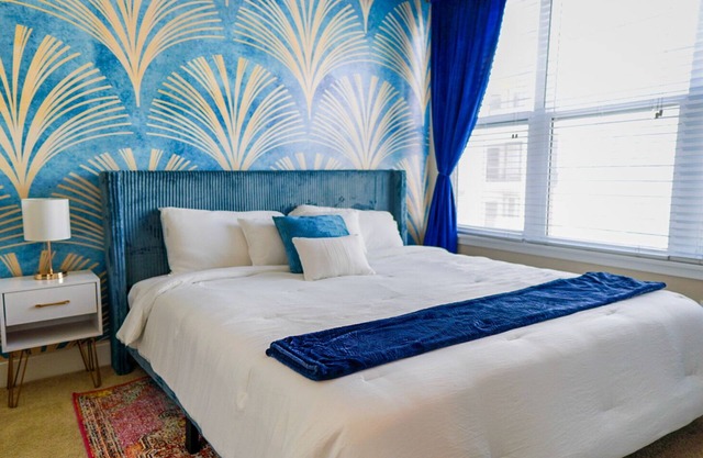 Modern Luxury Apt in Downtown Denver + King Bed + Private Garage + Pool