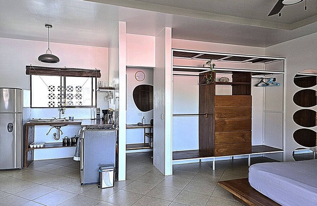 Modern Luxury- In town, Peaceful and Quiet with AC and Hot Water