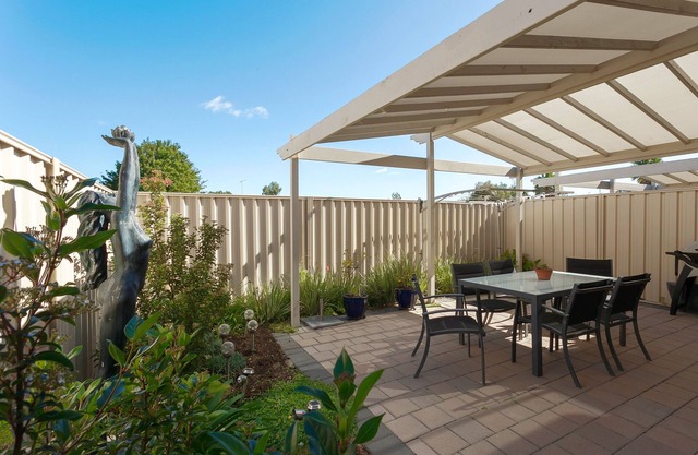 Modern Melville Plaza Townhouse close to Swan River and Port beach.