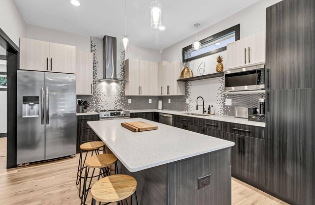 Modern Mill House -Luxury Stay with outdoor living -Walk downtown- Pets Welcome