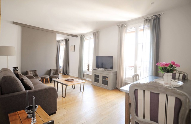 Modern Montmartre - A Stylish Home for Couples & Families - Sleeps up to 4