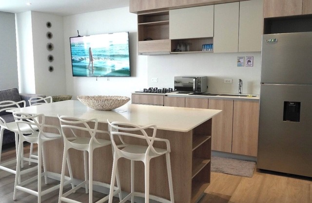 Modern new 3 bedroom apartment 5min walk to beachl/shops/restaurants