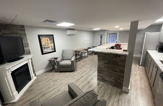 Modern, no street noise, central location!