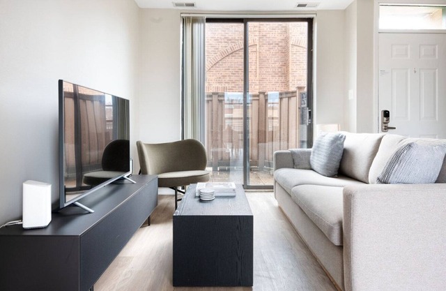 Modern Oak Park 2BR w/ Lounge & Roof, nr Downtown, by Blueground