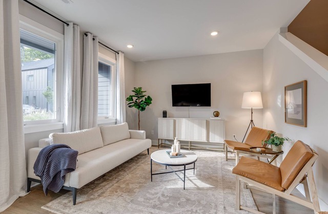 Modern+Organic Home 3 miles from Downtown & Broadway - Private Balcony & Patio