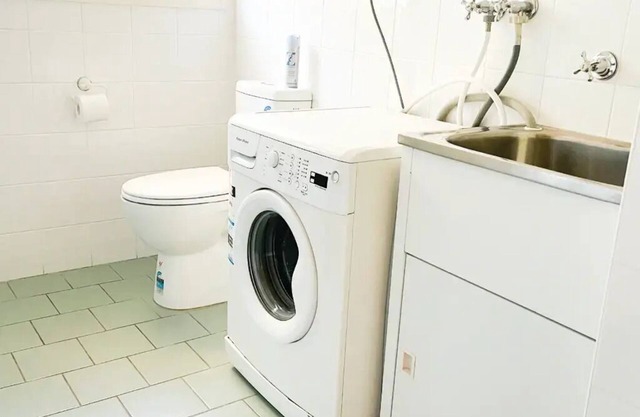 Modern Parkview Retreat, a bright & well-maintained apartment in prime location!