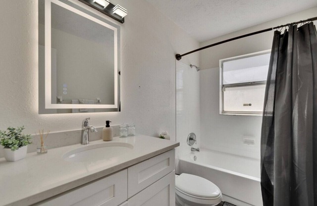 Modern Pool Home w/Game Rm 1 min to Busch Gardens