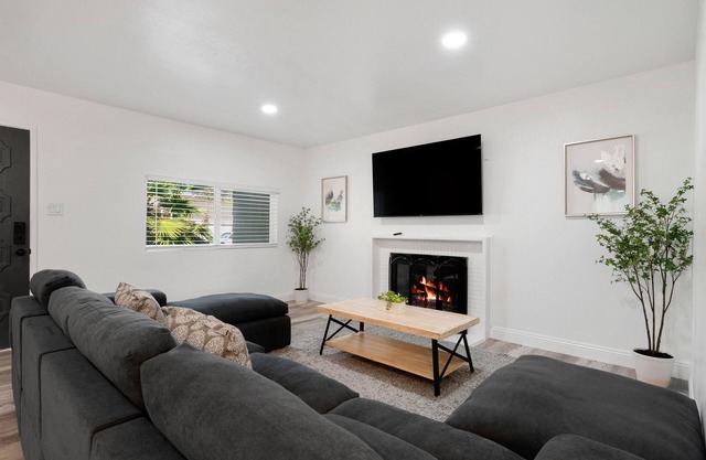 Modern Pristine Comfortable 3BD/2BA Home W/POOl