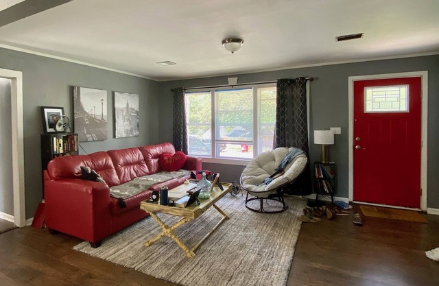 Modern Ranch-Conveniently Located near University, Amphitheater, I-75, & More…