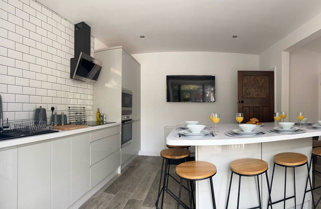 Modern Refurb *Free Parking*Racecourse* A1 & M18.