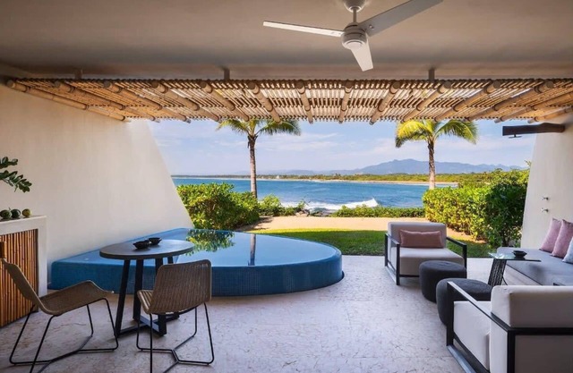 Modern retreat villa by the sea