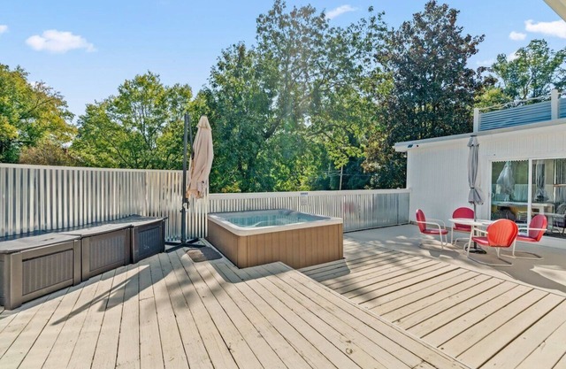 Modern Retreat, Hot Tub, Bar, Patio, Family