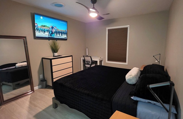 Modern/Retro 1br Condo by Exceptional Stays