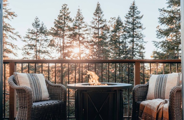 MODERN RUSTIC CABIN W/SPA, WALKING DISTANCE TO SKI RESORT, ZOO & GOLF COURSE