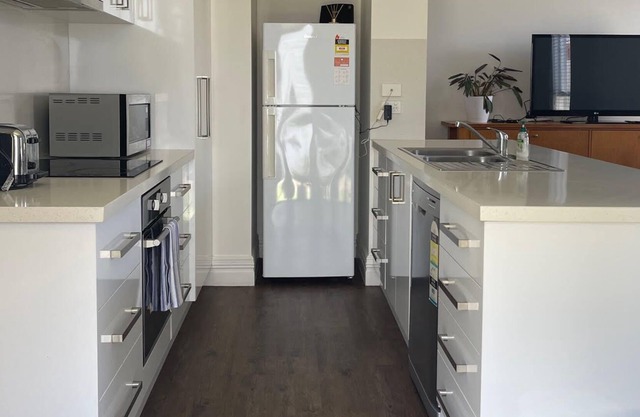 Modern & Self- Contained Hideaway Near Racecourse