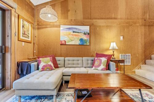 Modern & Sleek Condo - Creekside #110