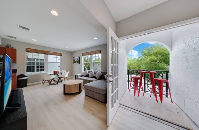 Modern SoBe Gem! Balcony, Pool, Walk to Beach, BBQ, Fast Wi-Fi, Near Hotspots