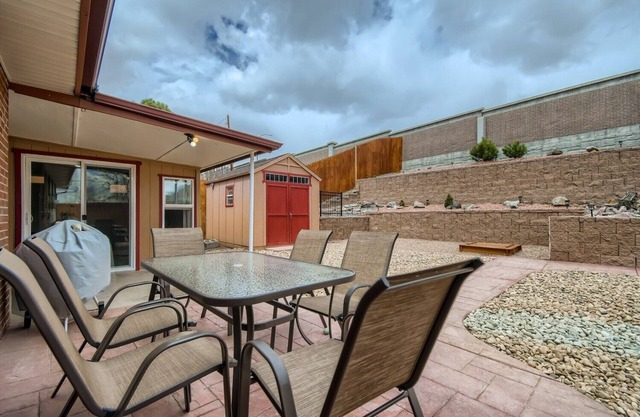 Modern & Spacious - 5 King Beds With Private Backyard Oasis & Sunroom