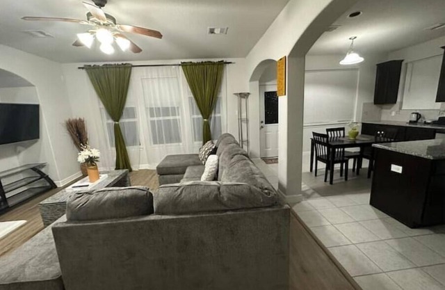 Modern/Spacious Haven in the Heart of Conroe - Entire Home