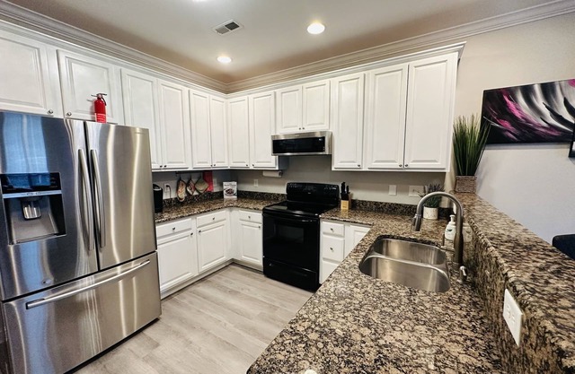 Modern & Spacious in the Heart of Fayetteville: Extended Stays Welcome