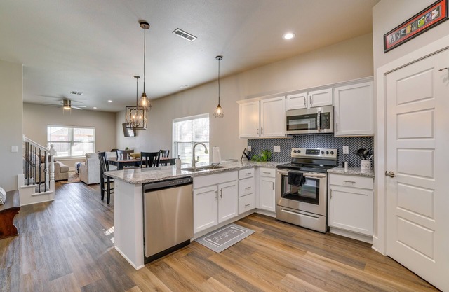 Modern Springdale Home: 13 Mi to Fayetteville!