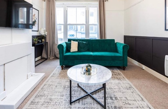 Modern Staycation! 3BR Home HIGH STREET LOCATION by Luxiety Stays