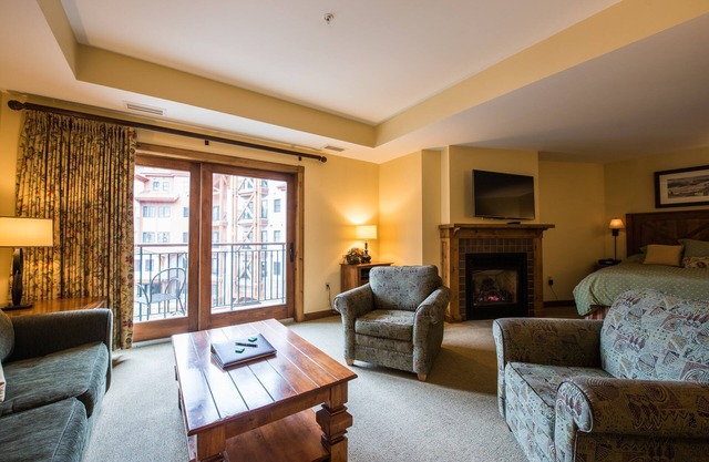 Modern Studio Condo | Fireplace and Balcony