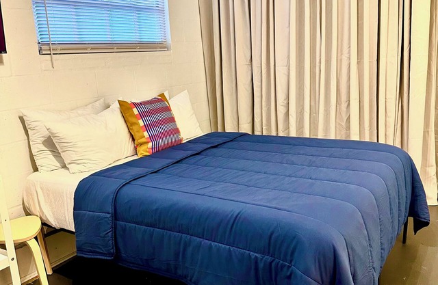 Modern Studio w/Private Bath, Fast Wi-Fi, Laundry