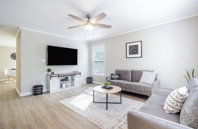 Modern Stunning Southpark/Cotswold Townhome