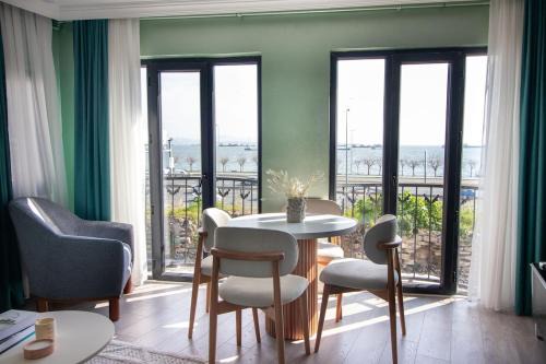 Modern & Stylish 2BR Haven by the Sea in Yedikule