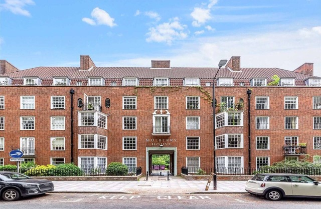 Modern, stylish, spacious flat moments from Bethnal Green tube!