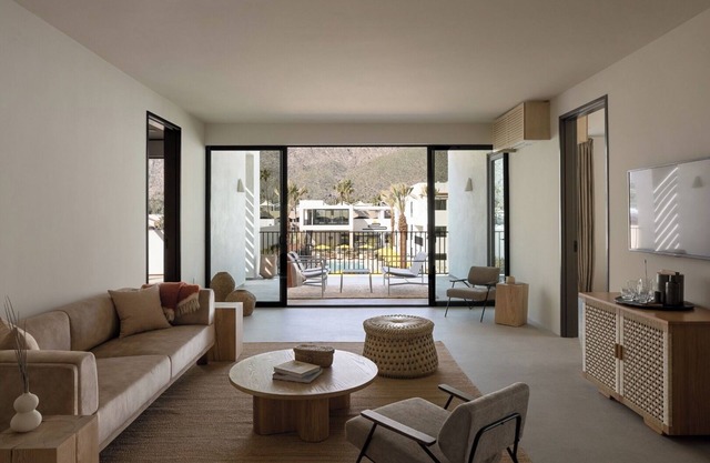 Modern Suites w/Luxe Amenities, Complimentary Bikes & Poolside Lounge