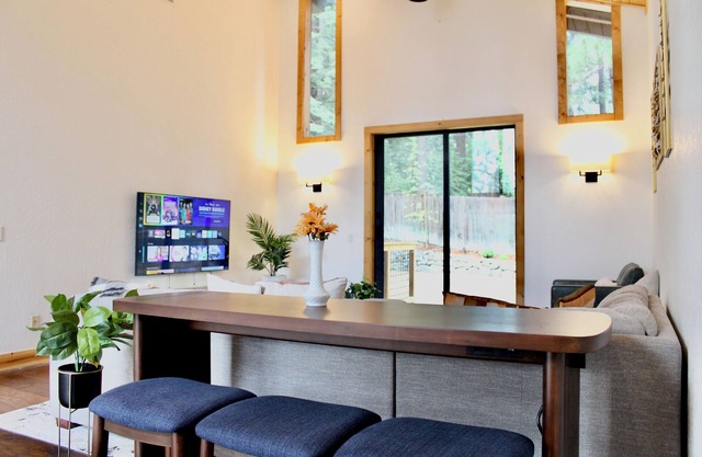 Modern Tahoe cabin: A/C, hot tub, ping pong, EV charger, family friendly