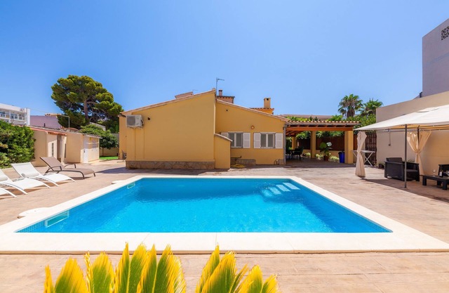 Modern Town Villa "Bona Mar" with Pool