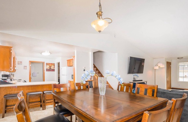 Modern Townhouse with Close Drive to Lambeau