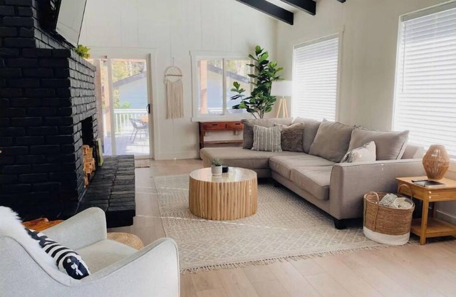 Modern & Tranquil ~ Mins to Coast ~ ♛Hot Tub ~ BBQ