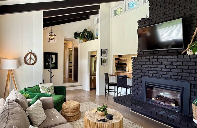 Modern & Tranquil ~ Minutes to Mendocino Village ~ EV Charger ~ Hot Tub