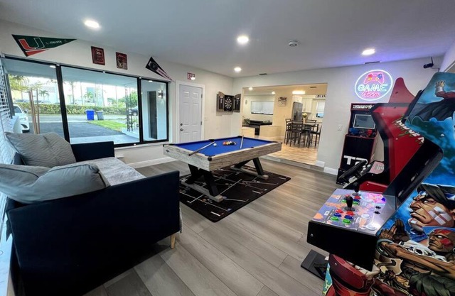 Modern Tropical Oasis with Arcade, HotTub & MiniGolf