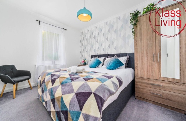 Modern two bedroom apartment close to all local amenities