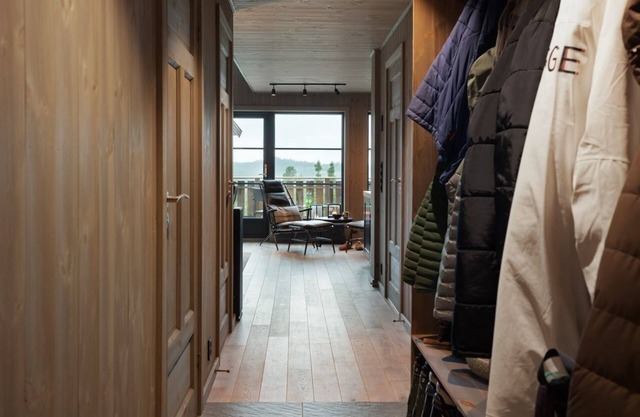 Modern two-level apartment for 11 guests with ski-in/ski-out convenience.nnnnnn