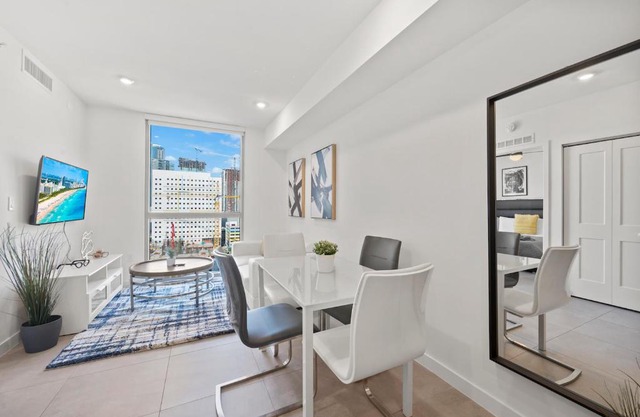 Modern Unit Mins from Brickell With Free Parking