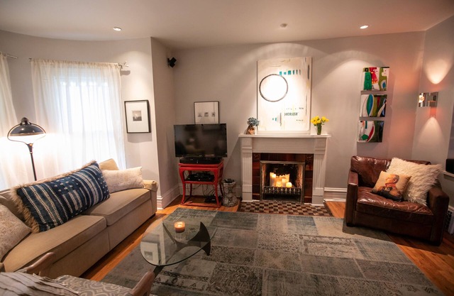 Modern Victorian 3 bedrooms dreamy private garden 1 block to Highlands shopping