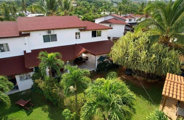 Modern Villa w/pool & complimentary breakfast, near Playa Bonita.