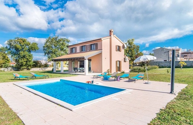 Modern Villa with AC, large Garden and Private Pool !