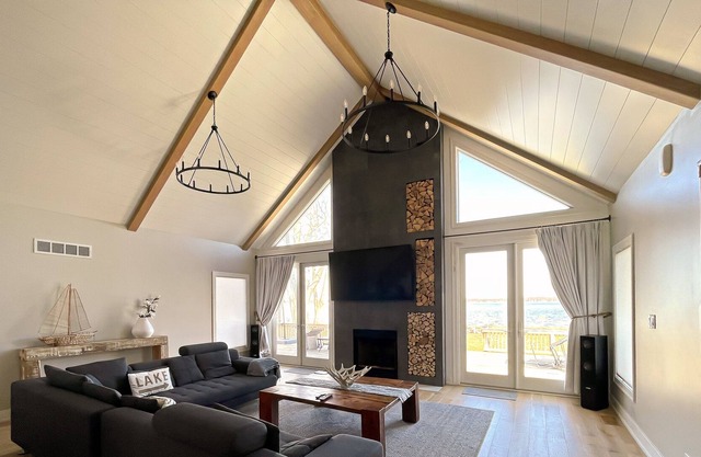 Modern Waterfront Lakehouse/1H Notre Dame/2H Chicago