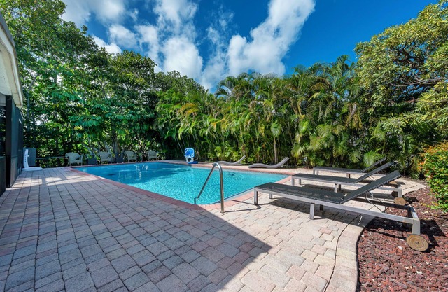 Modern Waterfront - Pool, kayaks & prime location! Near Aventura Mall & Beach!