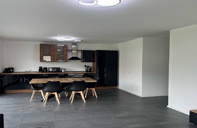 Moderne Ferienwohnung, Platz für 6 Gäste - 2 Schlaf-/Wohn-/badezimmer, Terrasse