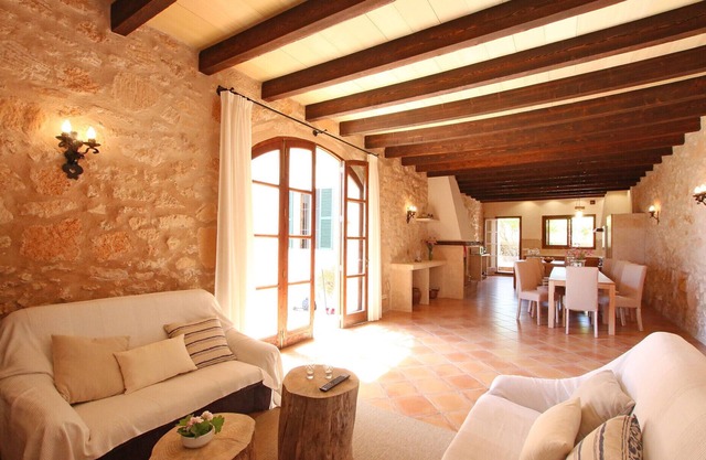 Modernized finca with pool and garden, ideal for large groups near Felanitx