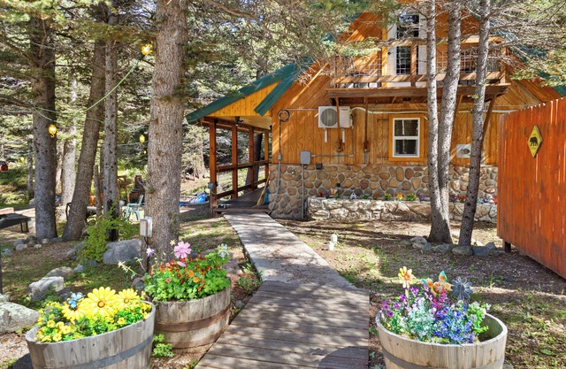 "Moe's Riverside Cottage", Riverfront, Pet friendly, WIFI, sleeps 6